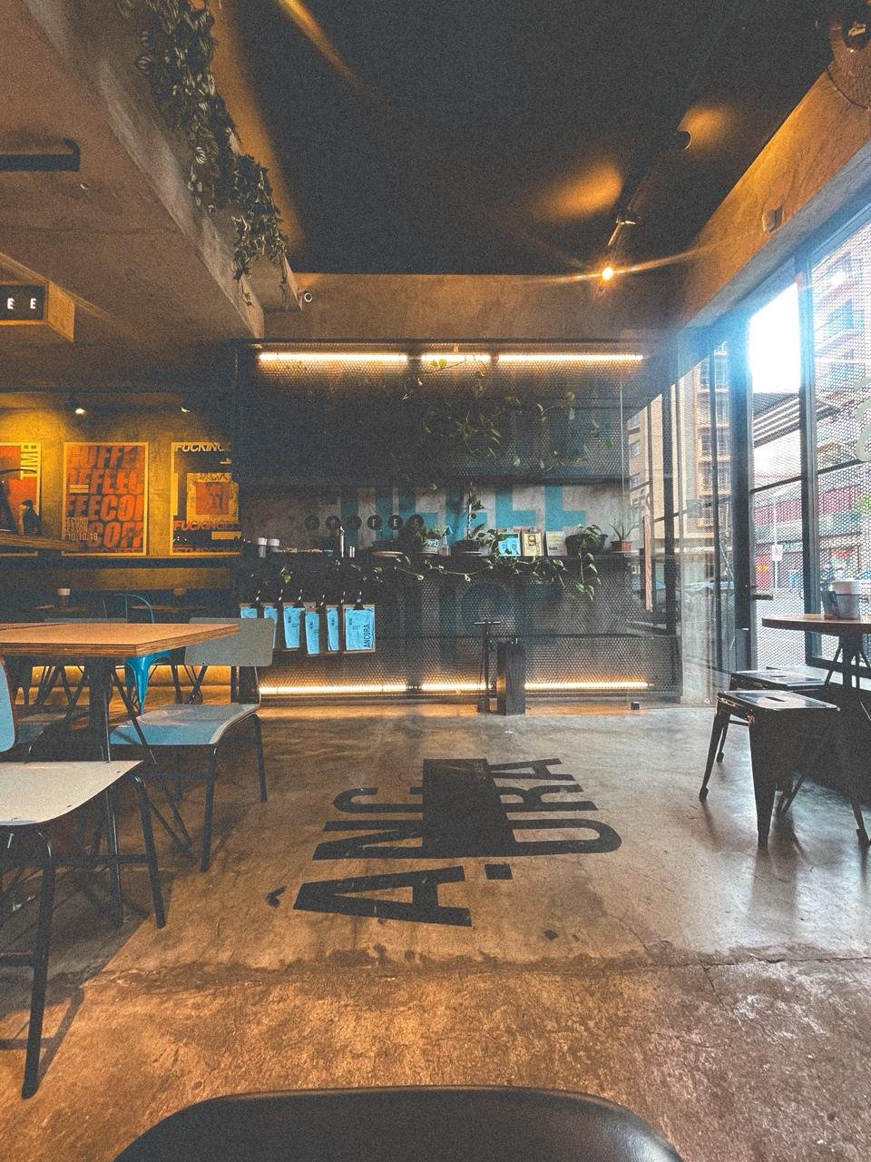 Ambiente do Âncora Coffee House em Poços de Caldas — salão acolhedor com mesas e balcão
