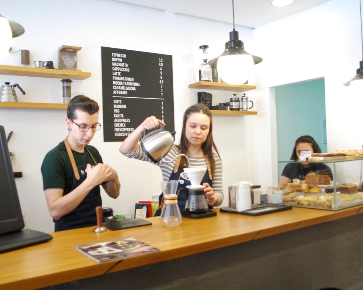 Leonardus e Andreia como baristas no Âncora — outubro de 2015